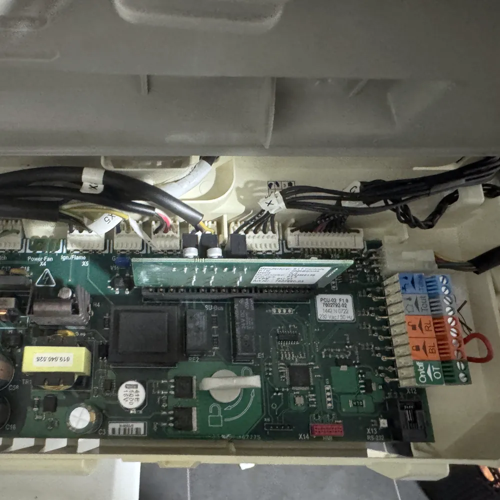 Elektronische printplaat van een geopende ketel tijdens een diagnose