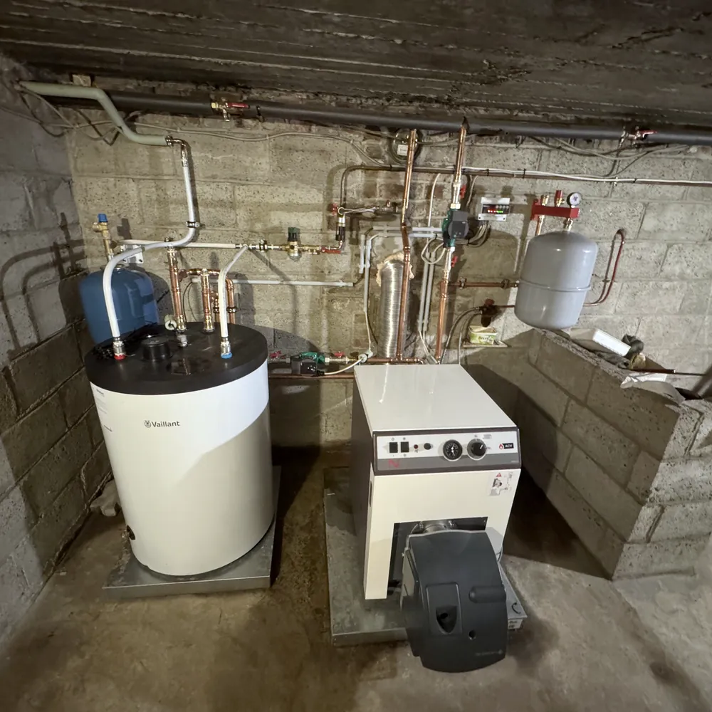 Stookplaats in de kelder: Vaillant-boiler, staande ketel en expansievat